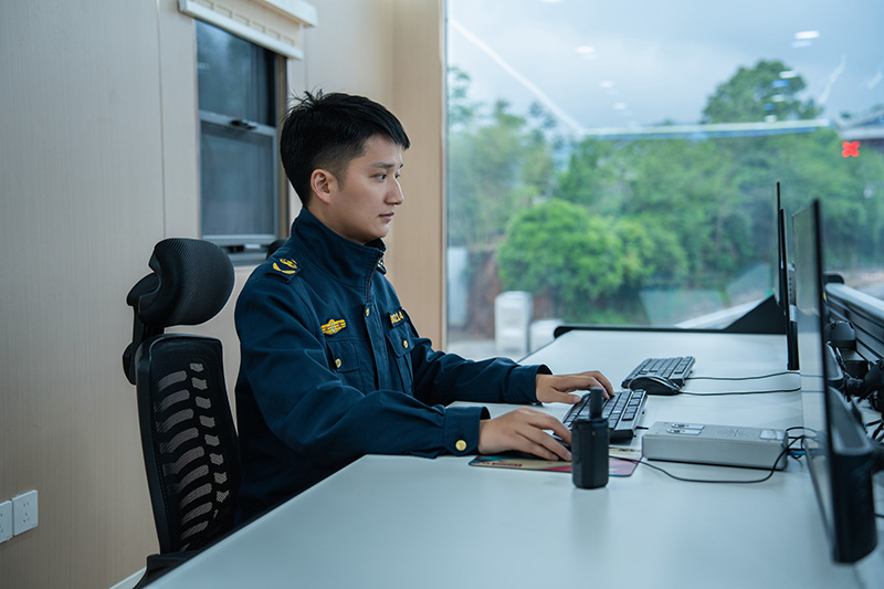 关聪在怀化北智慧方舱开展车辆信息核查.jpg
